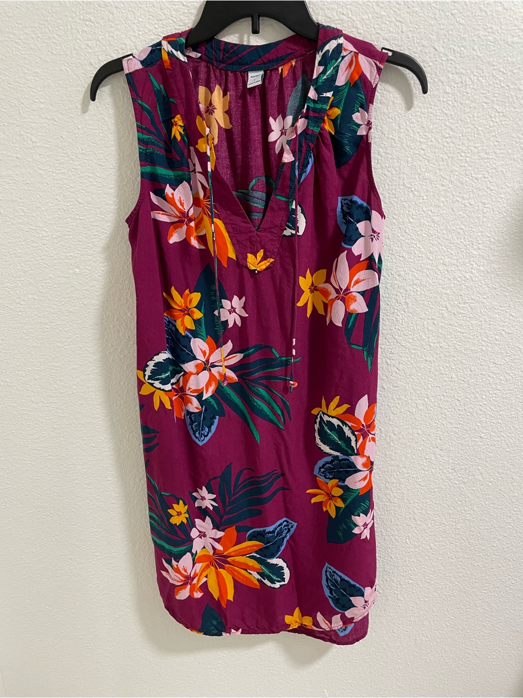 Old Navy Sleeveless Floral V-Neck Dress In Berry